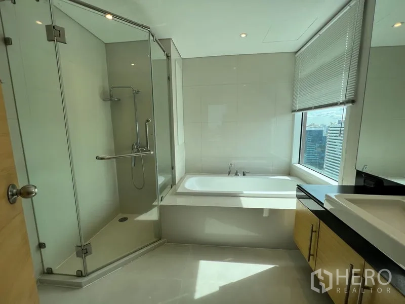 คอนโด ให้เช่าในWatthana, Bangkok - ห้องน้ำมาสเตอร์มีฝักบัวกระจกแยก และอ่างอาบน้ำริมหน้าต่าง