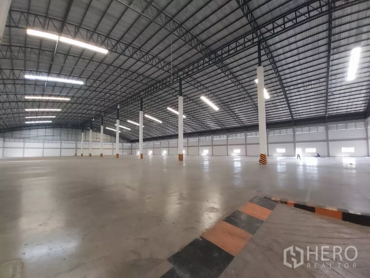 Warehouse for rent in Bang Bo, Samut Prakan - Perspective from a loading ramp edge into the vast storage hall.