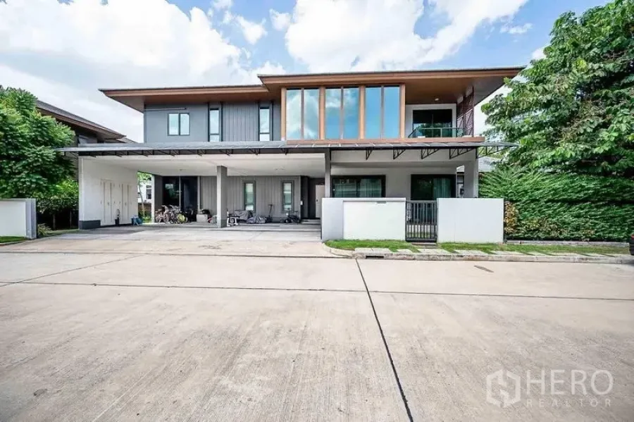 独立式住宅 出售在Prawet, Bangkok - 前立面设宽大车棚与入户小门，街区安静整洁。