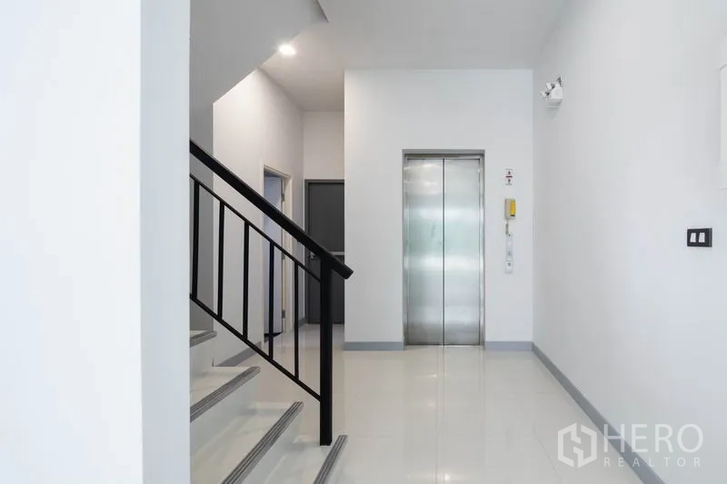 带办公室的家 出租在Bang Rak, Bangkok - 室内楼梯与电梯大堂，装饰简洁现代。