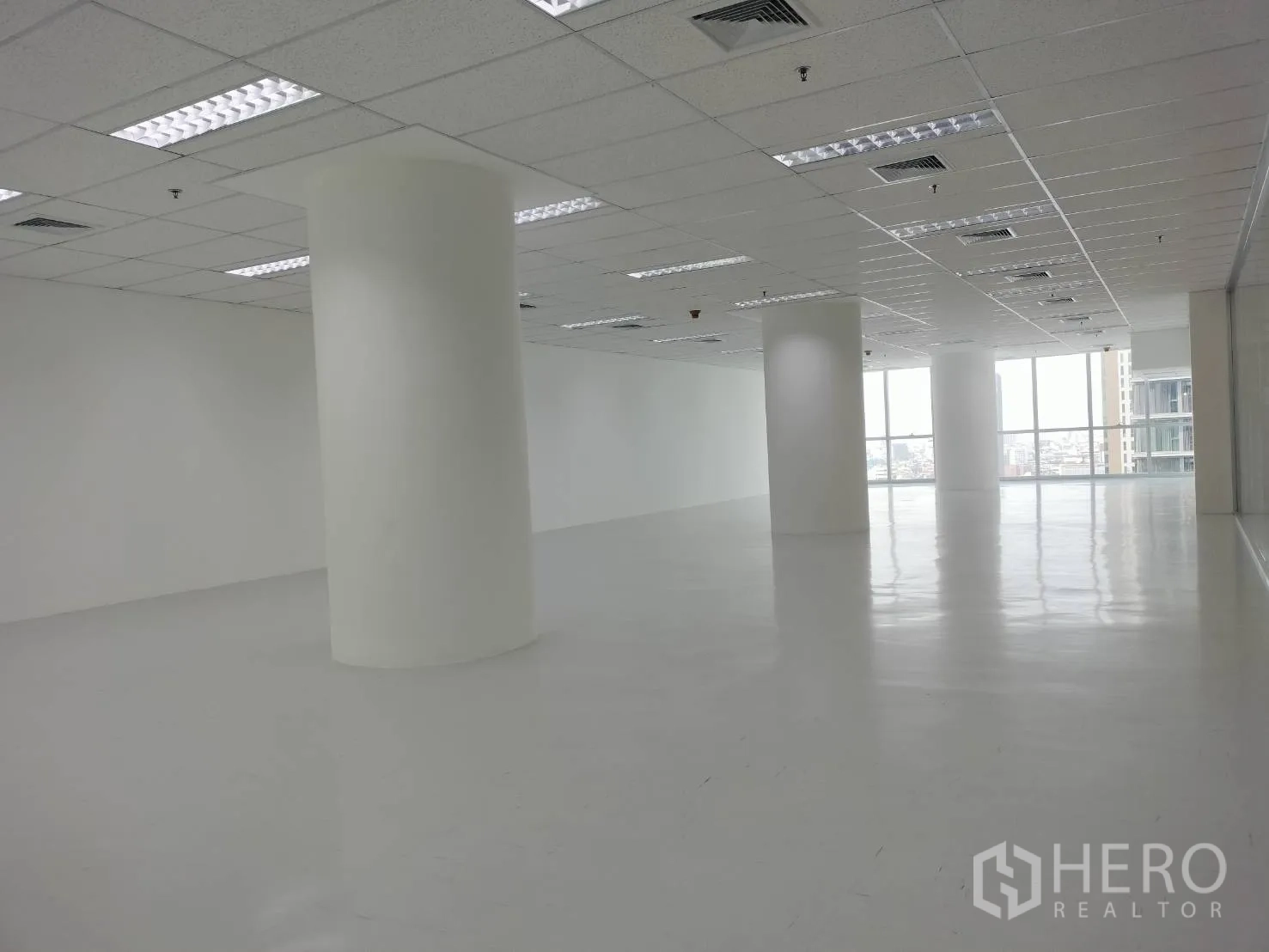 零售空间 for rent in Sathon, Bangkok - 开放式零售空间，圆柱与落地窗，眺望城市景观。