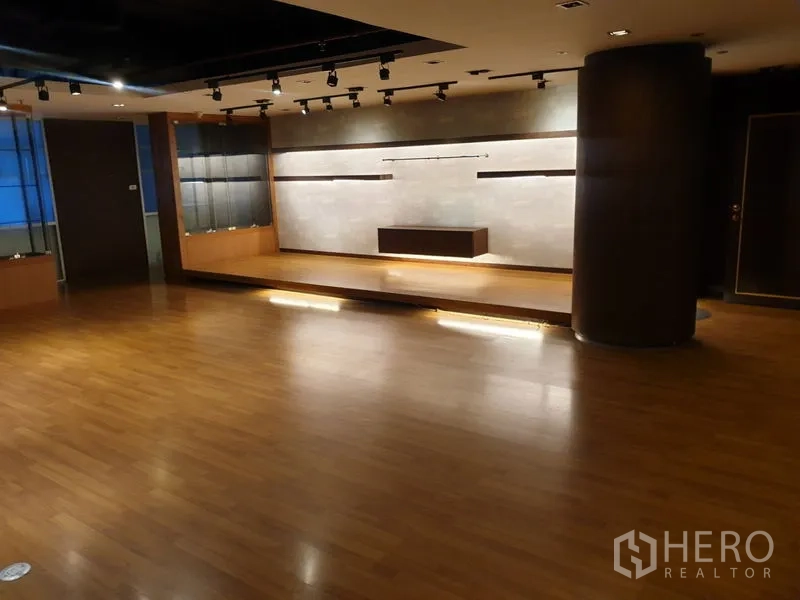 办公空间 出租 - 大面积木地板多功能空间，带升高台和轨道灯