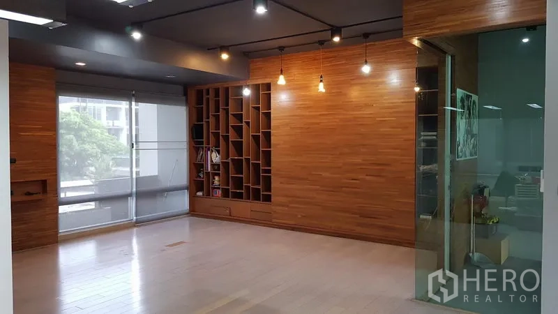 带办公室的家 出售在Wang Thonglang, Bangkok - 开放式工作区，木饰面、内置书架与玻璃隔断