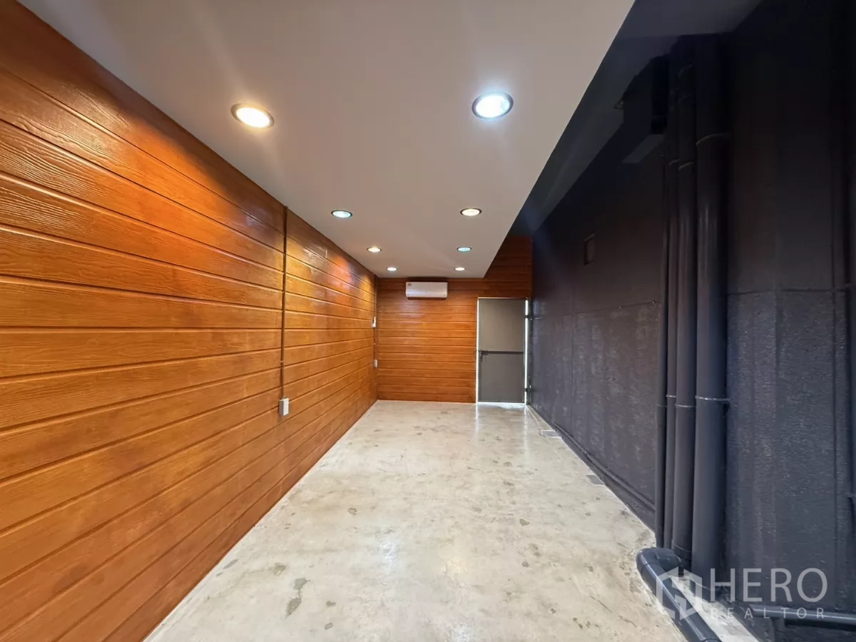 办公空间 出租在Wang Thonglang, Bangkok - 木饰面走廊，筒灯与空调机。