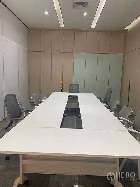 สำนักงาน ให้เช่าในHuai Khwang, Bangkok - อีกมุมของห้องประชุม ผนังกั้นแบบพับได้ ไฟฝังฝ้า และโต๊ะสีขาวขนาดใหญ่