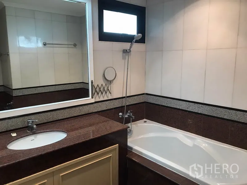 คอนโด ให้เช่าในSathon, Bangkok - ห้องน้ำพร้อมอ่างอาบน้ำ ฝักบัวมือถือ และเคาน์เตอร์ยาวใต้ม зеркало