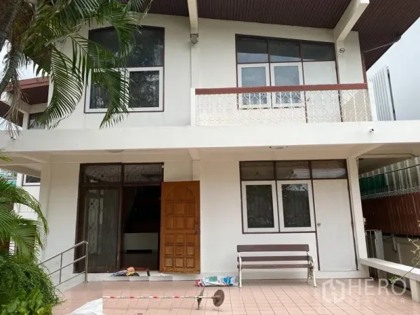 独立式住宅 出租在Khlong Toei, Bangkok - 两层独栋别墅正立面，设阳台与铺砖前庭。