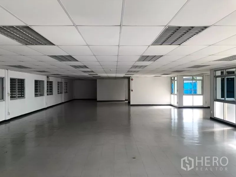 工厂 出租在Mueang Chon Buri, Chon Buri - 二层办公室空间，矿棉吊顶，日光灯与瓷砖地面