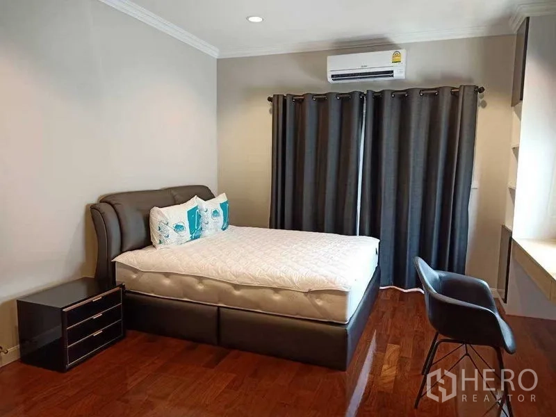บ้าน ให้เช่าในBang Na, Bangkok - ห้องนอนแขกสไตล์โมเดิร์น เตียงหุ้มหนัง ผ้าม่านทึบ และโต๊ะทำงาน