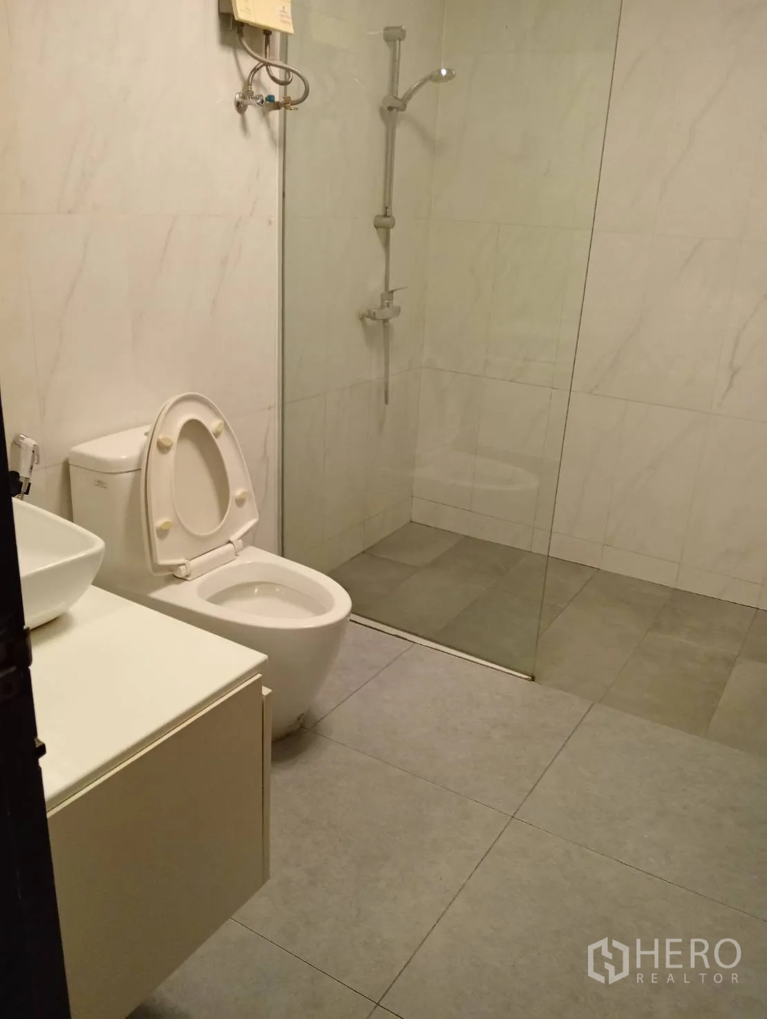 带办公室的家 出租在Khlong Toei, Bangkok - 现代卫浴，玻璃淋浴间、台上盆与马桶