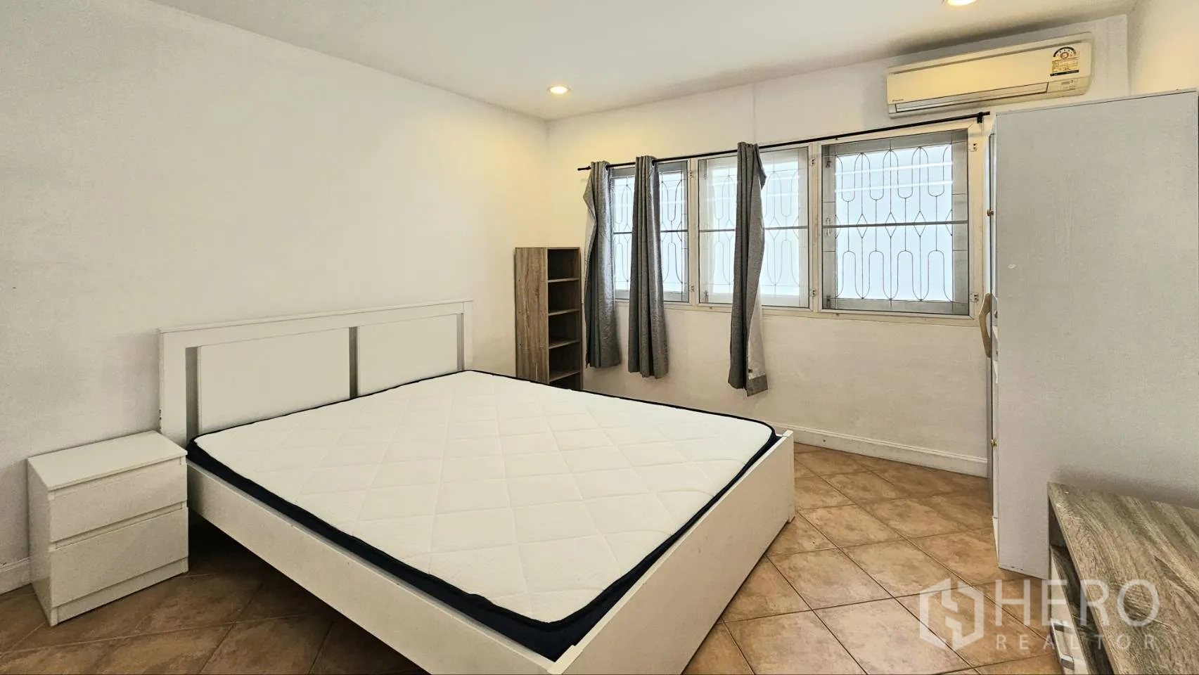 独栋房屋 for rent in Saphan Sung, Bangkok - 宽敞卧室，双人床、三扇窗、空调与素色窗帘。