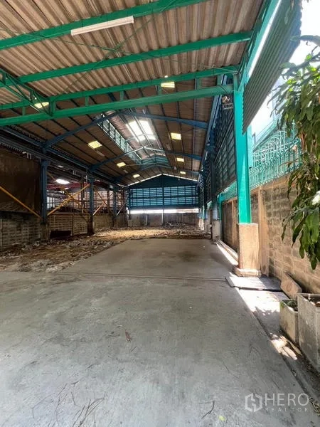 Warehouse for rent in Bang Kho Laem, Bangkok - Covered steel-framed warehouse bay with skylights and concrete floor.