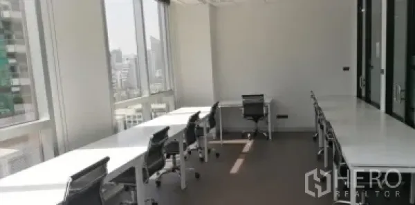 办公空间 出租在Khlong Toei, Bangkok - 工位沿大窗排列，采光充足，欣赏都市景色。