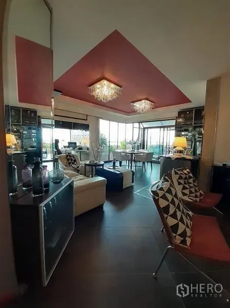 คอนโด ให้เช่าในBang Na, Bangkok - ห้องนั่งเล่น–รับประทานอาหารสว่าง เพดานดีไซน์ กระจกเต็มบานเปิดสู่ระเบียงสวน