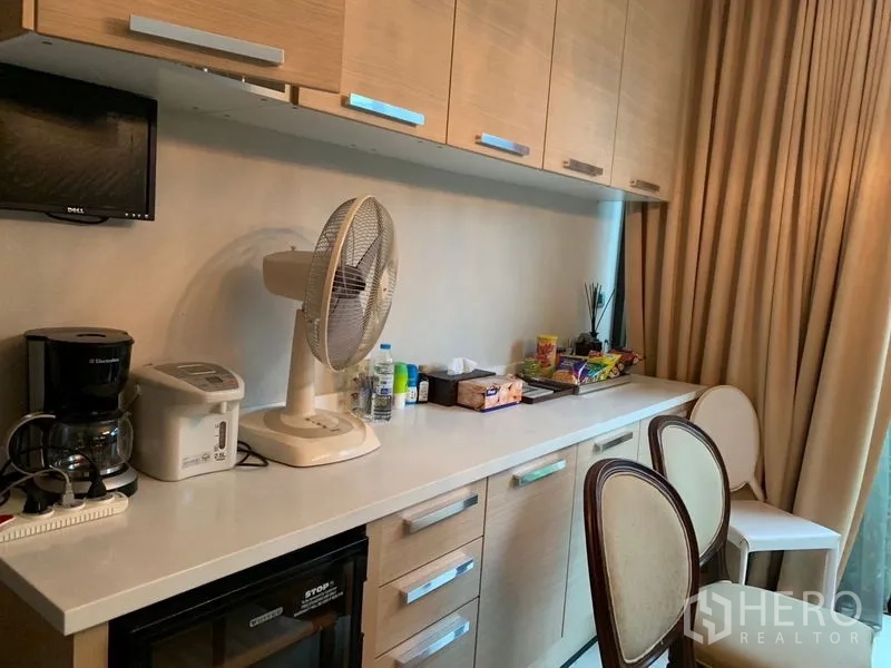 ทาวน์เฮาส์ ขายในWatthana, Bangkok - แพนทรีพร้อมเคาน์เตอร์ยาว ตู้ลอยลายไม้ และเครื่องใช้ไฟฟ้าขนาดเล็กข้างผ้าม่านสูง