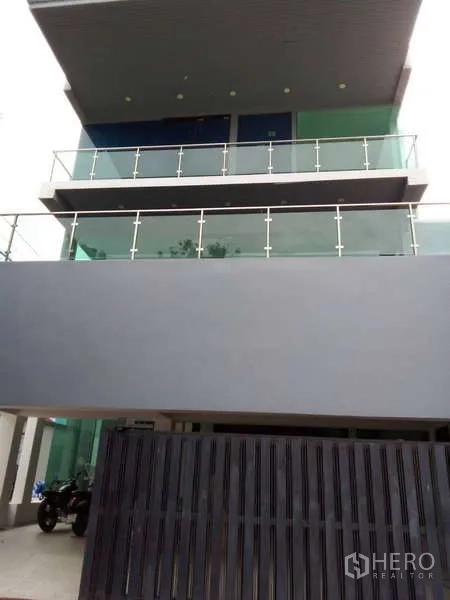 独立式住宅 出售在Lat Phrao, Bangkok - 曼谷叻抛现代三层独栋住宅，玻璃阳台与带门车棚。
