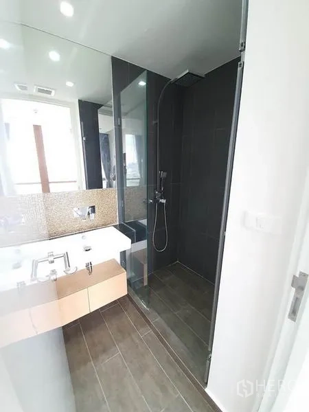 公寓 出租或出售在Watthana, Bangkok - 玻璃淋浴间，深色墙面与手持花洒