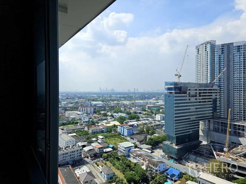 公寓 出租在Bang Na, Bangkok - 阳台望向邦纳与曼谷天际线的高层城市景观。