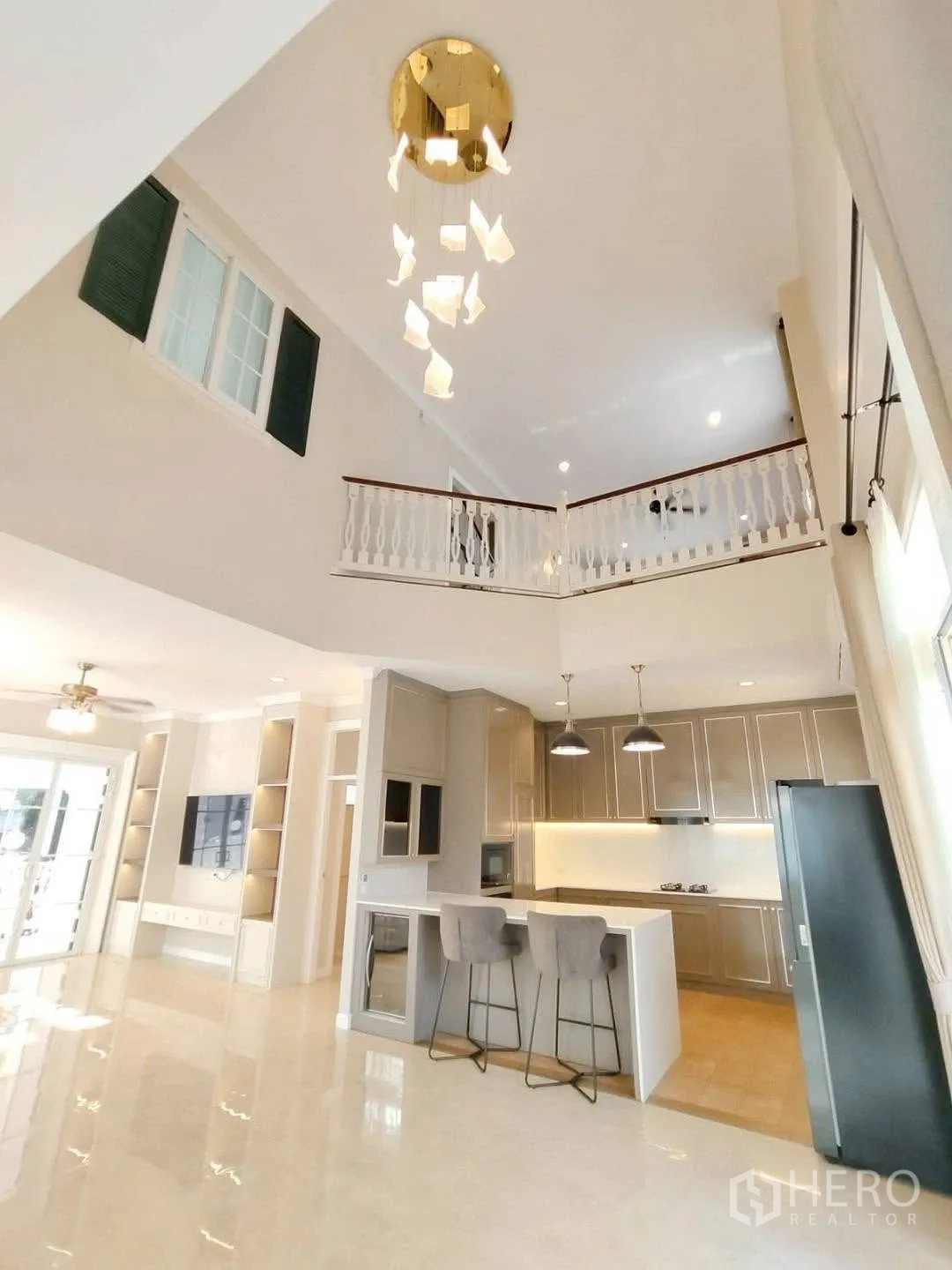 บ้านเดี่ยว for rent in Bang Na, Bangkok - โถงรับแขกเพดานสูงสองชั้น โคมระย้า และมองเห็นครัว