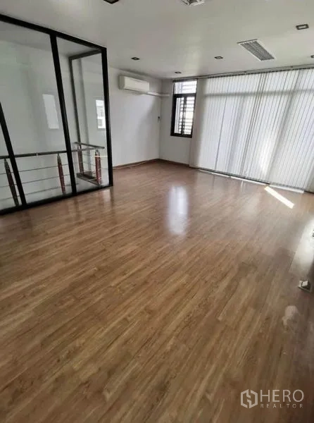 สำนักงานที่บ้าน ให้เช่าในPrawet, Bangkok - ห้องทำงานโล่ง พื้นลามิเนต กั้นกระจก พร้อมมู่ลี่และแอร์