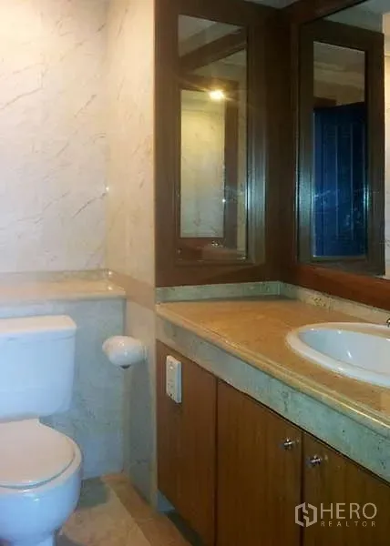 Condominium for sale in Pathum Wan, Bangkok - Bathroom with marble walls, wooden vanity and mirror