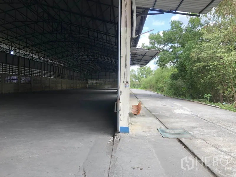 คลังสินค้า ให้เช่าในPathum Thani - ชายโกดังมีหลังคาคลุม ติดถนนบริการและพื้นที่สีเขียว