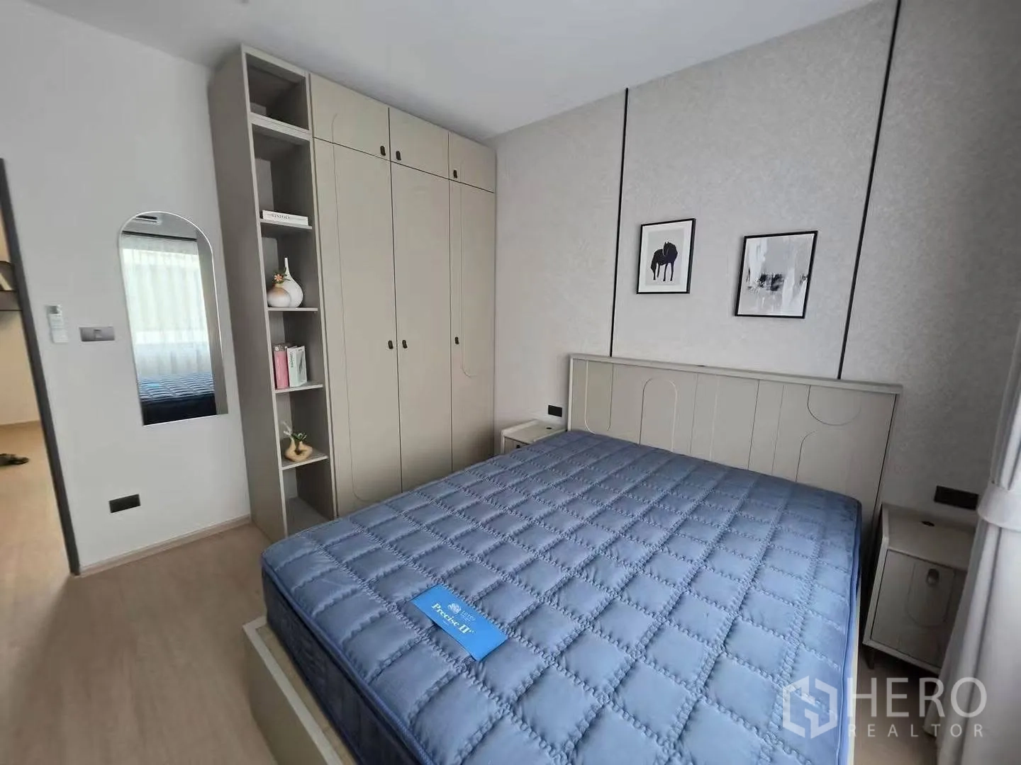 Townhouse for rent in Bang Phli, Samut Prakan - Guest bedroom with fitted wardrobes, open shelves, and a double bed.