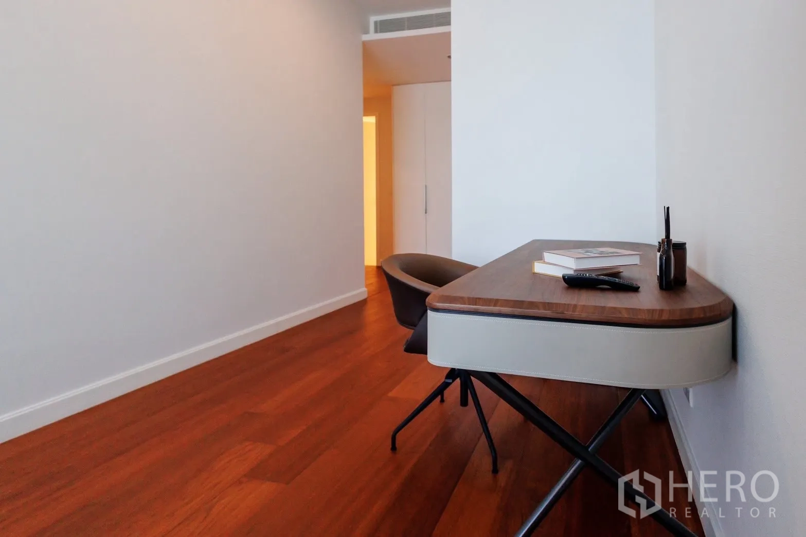 คอนโด for rent or sale in Pathum Wan, Bangkok - มุมทำงานเงียบสงบพร้อมโต๊ะร่วมสมัยและพื้นไม้โทนอุ่น