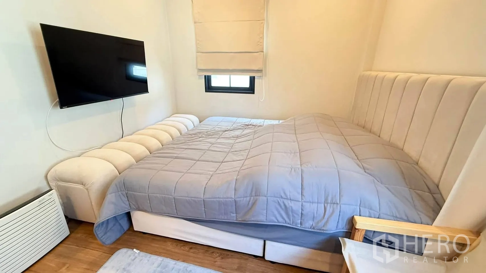 บ้านเดี่ยว for rent in Bang Phli, Samut Prakan - ห้องนอนอบอุ่นพร้อมเตียงบุผ้า ทีวีติดผนัง หน้าต่างบานเล็ก และพื้นลายไม้