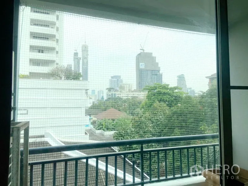 คอนโด ให้เช่าในWatthana, Bangkok - มุมมองจากระเบียงเห็นต้นไม้และสกายไลน์กรุงเทพฯ จากชั้นกลางของคอนโด.