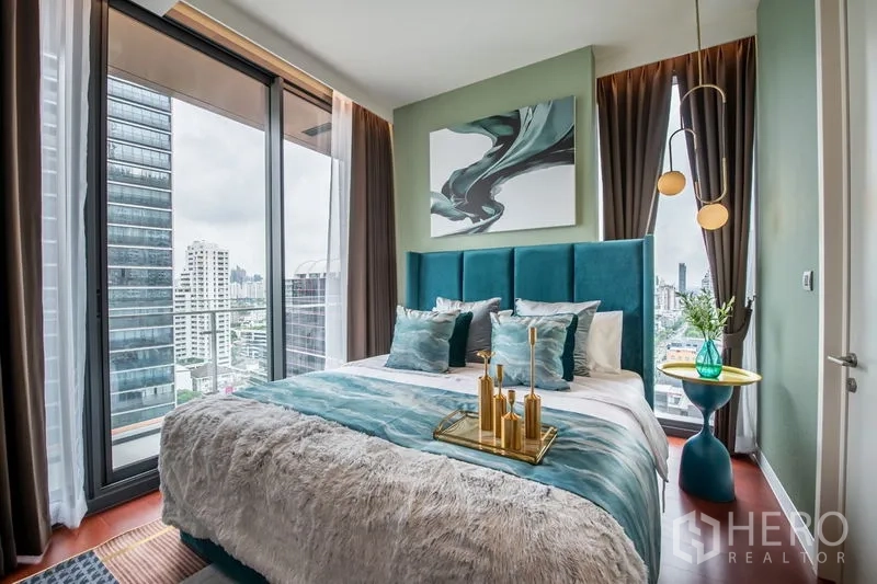 公寓 出租或出售在Watthana, Bangkok - 卧室带阳台通道，绒面床头与滑门外城市景观