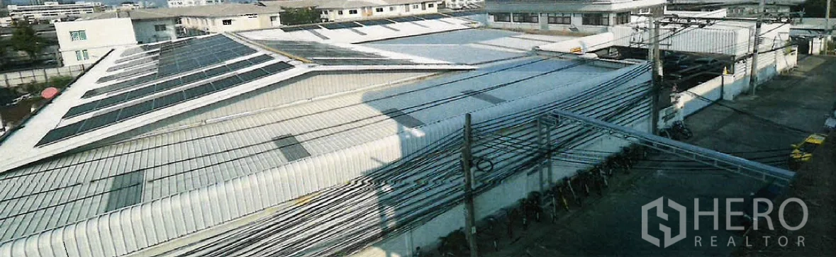 工厂 出租在Yan Nawa, Bangkok - 屋顶鸟瞰图，工厂安装太阳能板