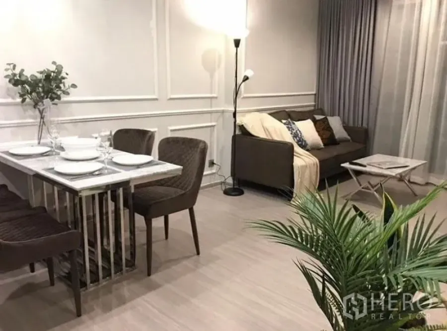 公寓 出租在Ratchathewi, Bangkok - 现代风客餐厅一体空间，配大理石餐桌、沙发和落地灯。
