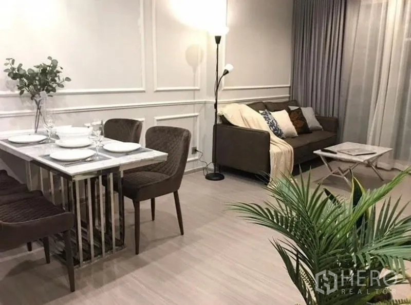 公寓 出租在Ratchathewi, Bangkok - 现代风客餐厅一体空间，配大理石餐桌、沙发和落地灯。