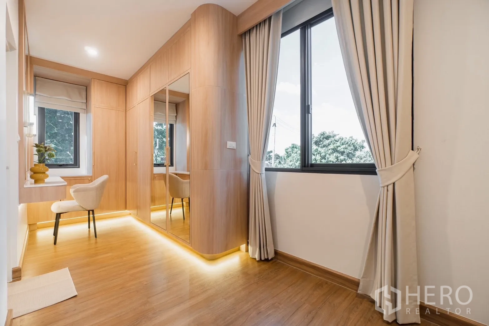 Detached House for rent or sale in Prawet, Bangkok - Dressing area with windows, mirror cabinets and warm wood flooring