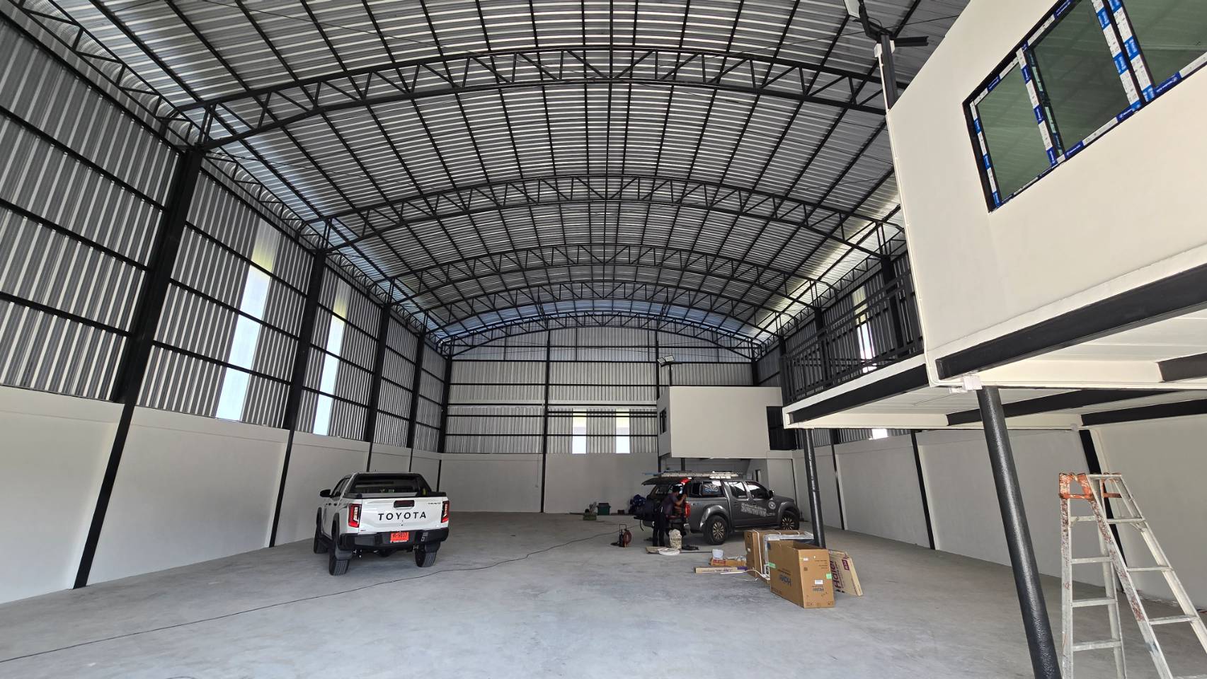 คลังสินค้า for rent in Bang Phli, Samut Prakan - ฮอลล์เก็บสินค้าโล่ง ผนังเมทัลชีทมีช่องแสง หน้าต่างสูง และพื้นที่ใช้งานกว้าง