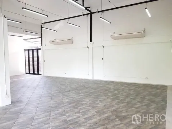 สำนักงาน ให้เช่าในChatuchak, Bangkok - พื้นที่สำนักงานโล่ง โคมไฟเส้น LED ผนังสีขาว และเครื่องปรับอากาศ