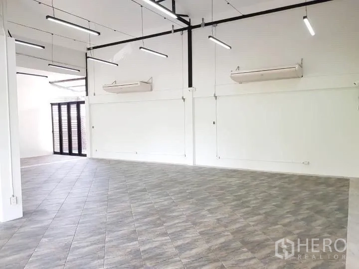 สำนักงาน ให้เช่าในChatuchak, Bangkok - พื้นที่สำนักงานโล่ง โคมไฟเส้น LED ผนังสีขาว และเครื่องปรับอากาศ