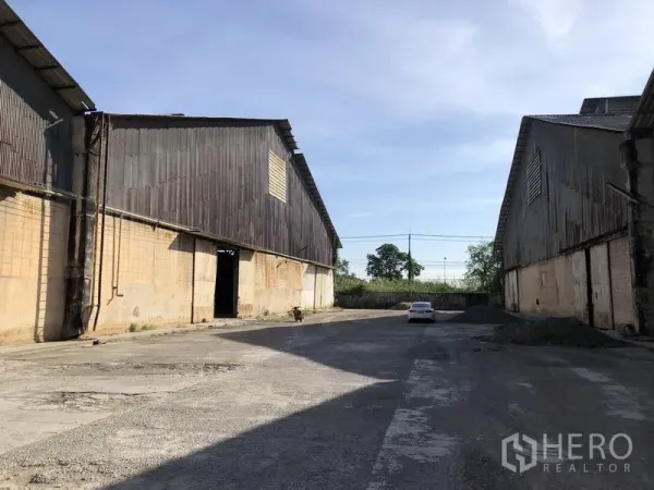 Warehouse for rent in Phra Nakhon Si Ayutthaya - Broad driveway between two warehouse buildings offering ample truck turning space.