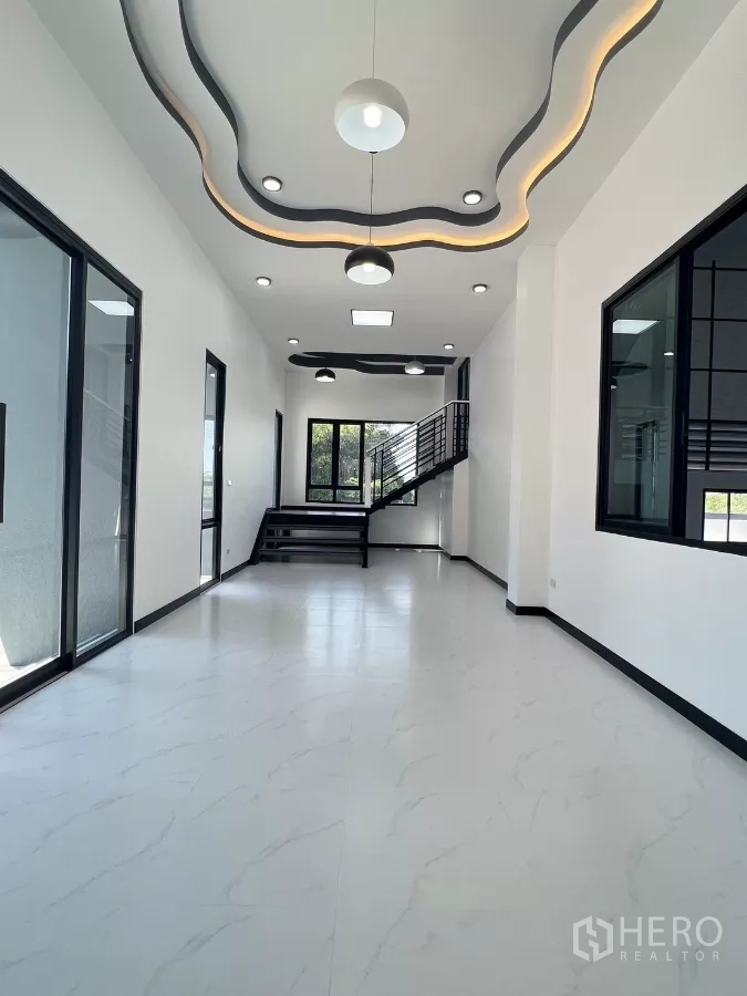 货栈 出售在Lam Luk Ka, Pathum Thani - 前部办公室，波浪造型天花、吊灯与通往楼上的楼梯。