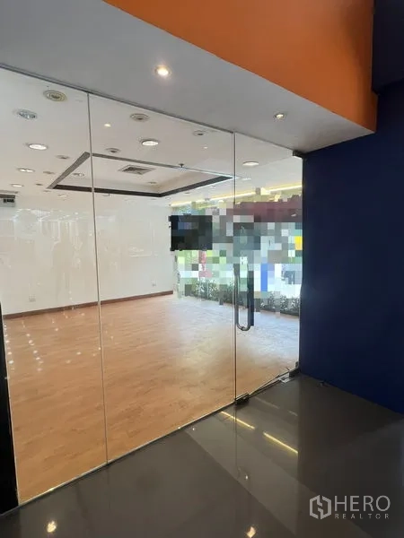 Retail Space for rent in Pathum Wan, Bangkok - Glass entrance door opening to bright shop space with laminated floors and spotlights.