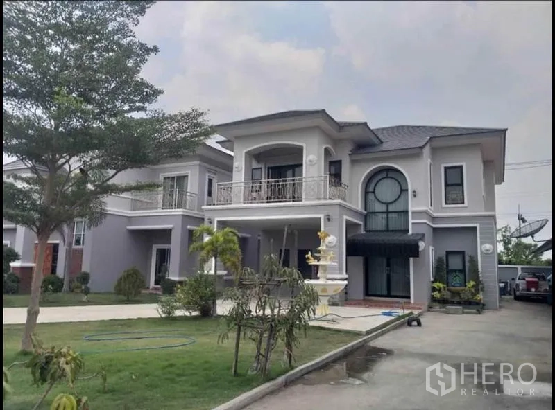 บ้าน ขายในLam Luk Ka, Pathum Thani - บ้านสองชั้นหลังที่สองมีระเบียง หน้าต่างทรงกลม และน้ำพุ