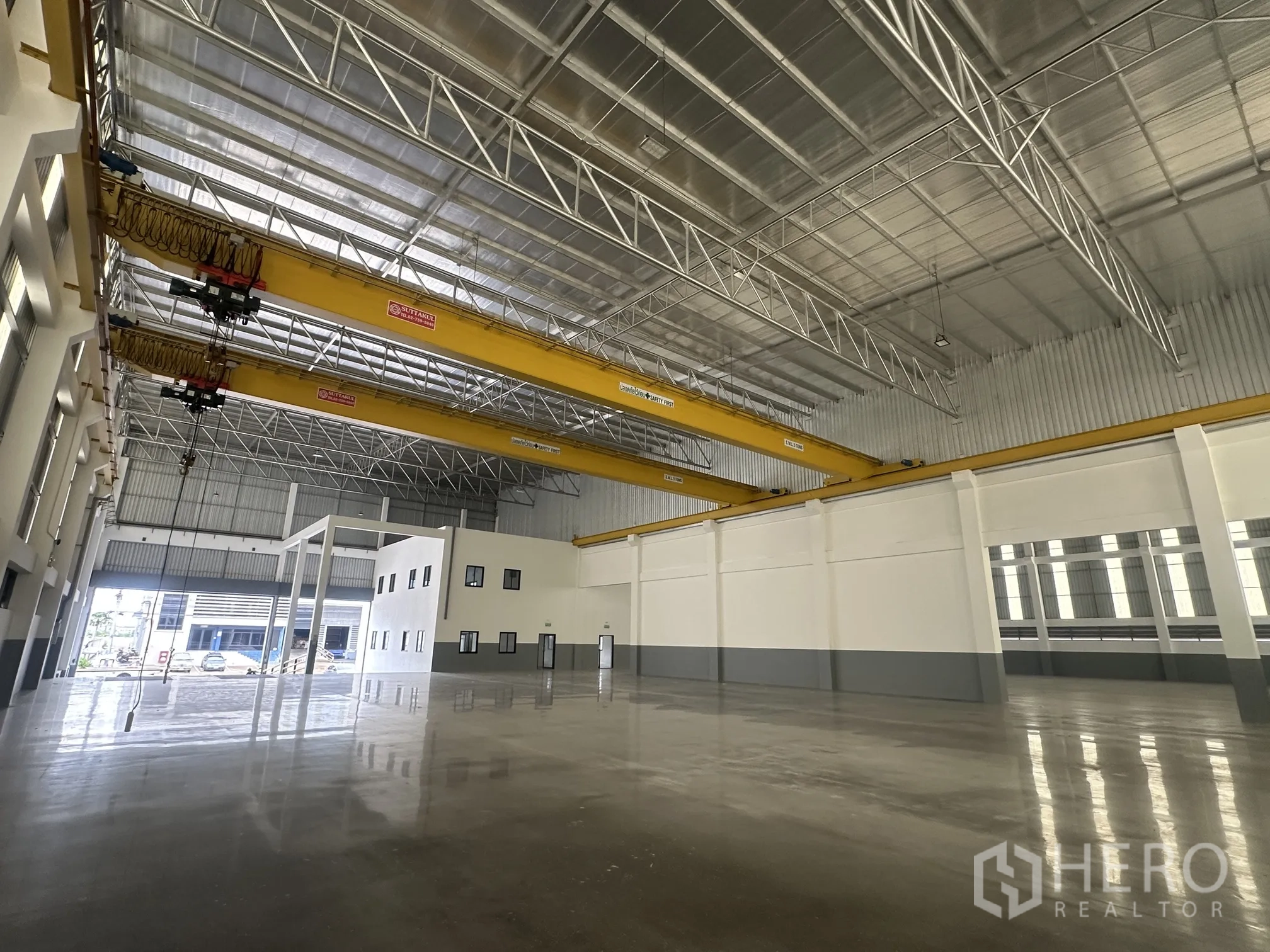 Factory for rent in Bang Phli, Samut Prakan - Overhead gantry cranes running above the production hall beside an internal office.