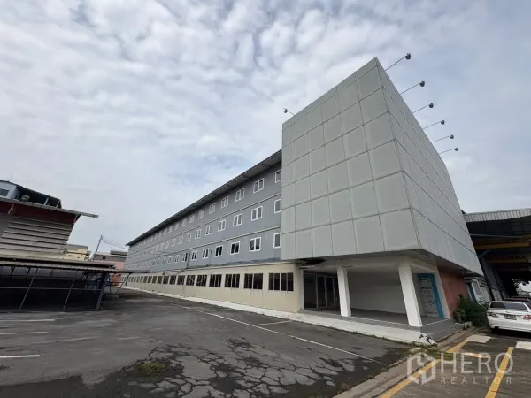 โรงงาน ให้เช่าในPhra Pradaeng, Samut Prakan - มุมมองด้านหน้าอาคารสำนักงานสมัยใหม่ติดกับโกดัง มีทางรถวิ่งและที่จอดรถกว้าง