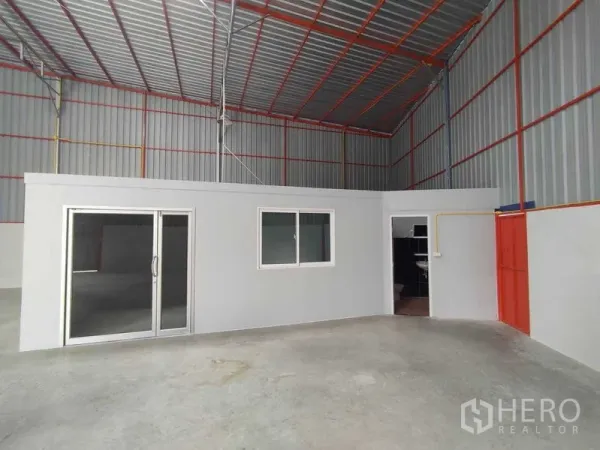 货栈 出租在Pak Kret, Nonthaburi - 仓库内置办公室，配滑动玻璃门与窗户。