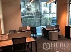 办公空间 出租在Khlong Toei, Bangkok - 临街大玻璃采光充足的办公区，靠近BTS法拉汗浓站。
