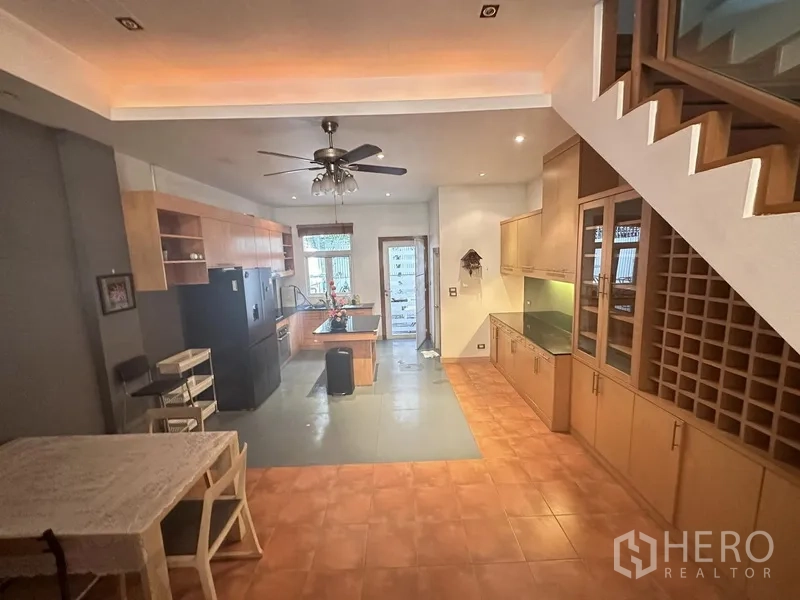 联排别墅 出租或出售在Khlong Toei, Bangkok - 楼梯下方的餐厨区，带内置柜与酒格
