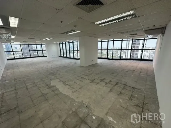 办公空间 出租 - 宽敞办公单元，双面全景玻璃、风管式空调出风口，毛坯地面待装修。