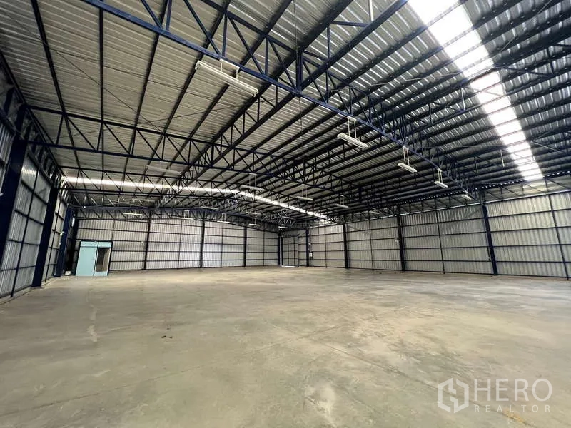 คลังสินค้า ให้เช่าในLat Krabang, Bangkok - พื้นที่เก็บสินค้าโล่งกว้าง ผนังเมทัลชีท ไฟแขวน และช่องระบายอากาศ