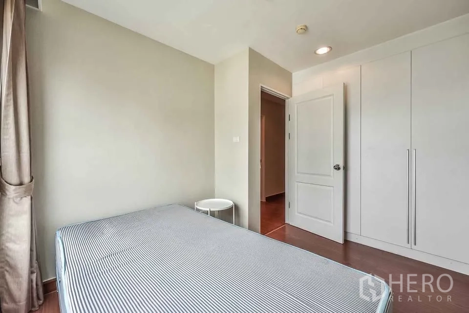 คอนโด for rent in Huai Khwang, Bangkok - ห้องนอนที่สองพร้อมตู้เสื้อผ้า ไฟดาวน์ไลท์ และพื้นไม้